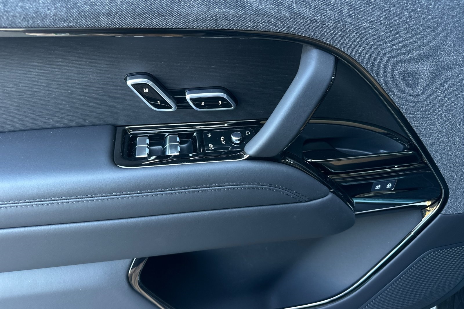 2025 Land Rover Range Rover Sport SE photo 10