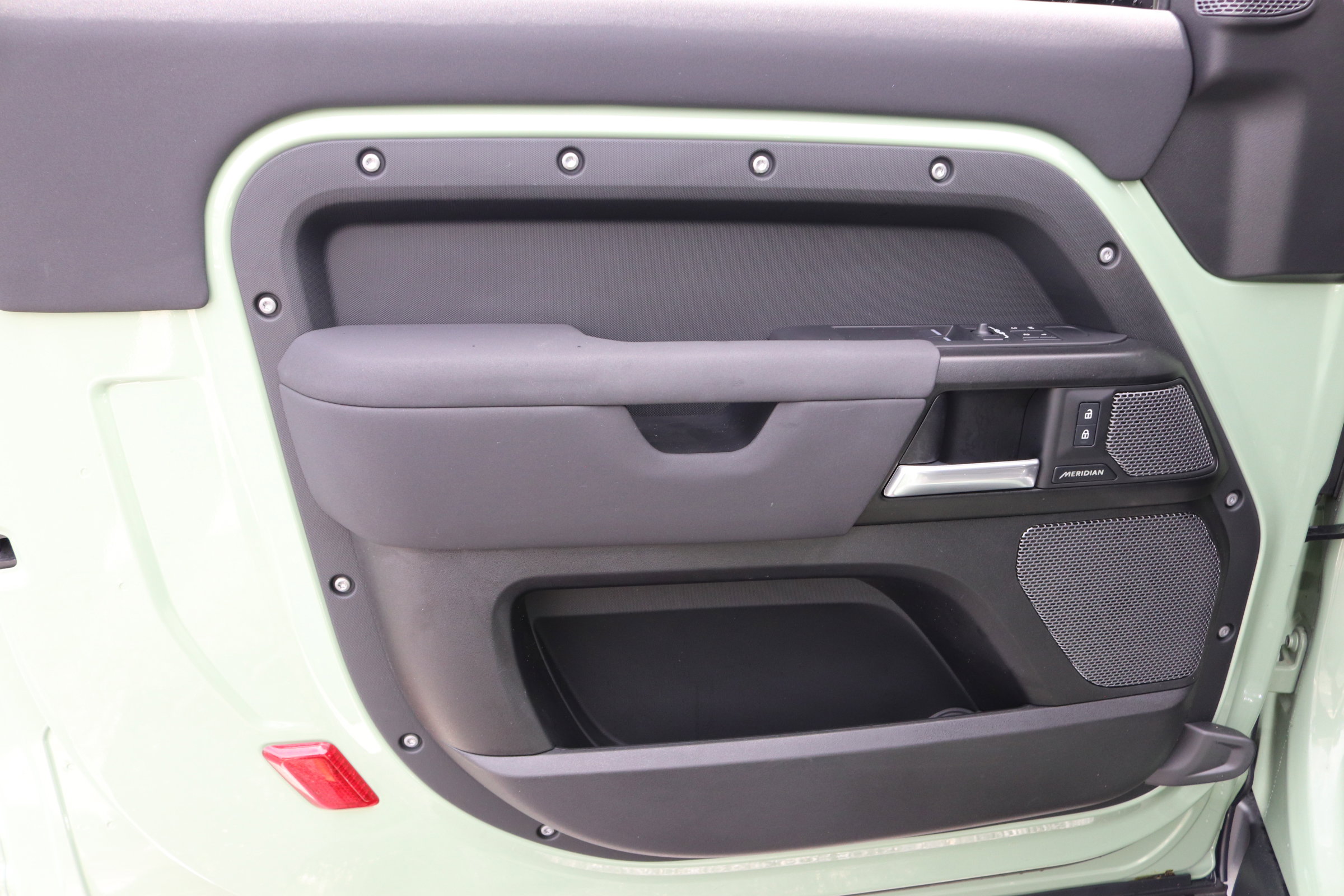 2023 Land Rover Defender photo 9