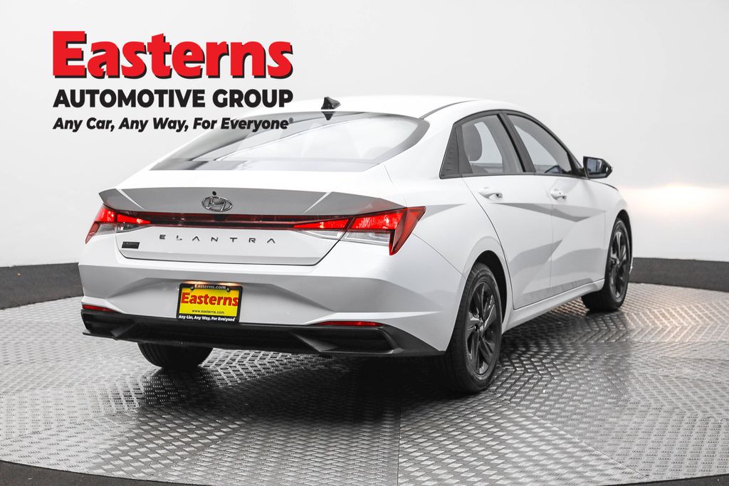 2022 Hyundai Elantra SEL Convenience photo 5
