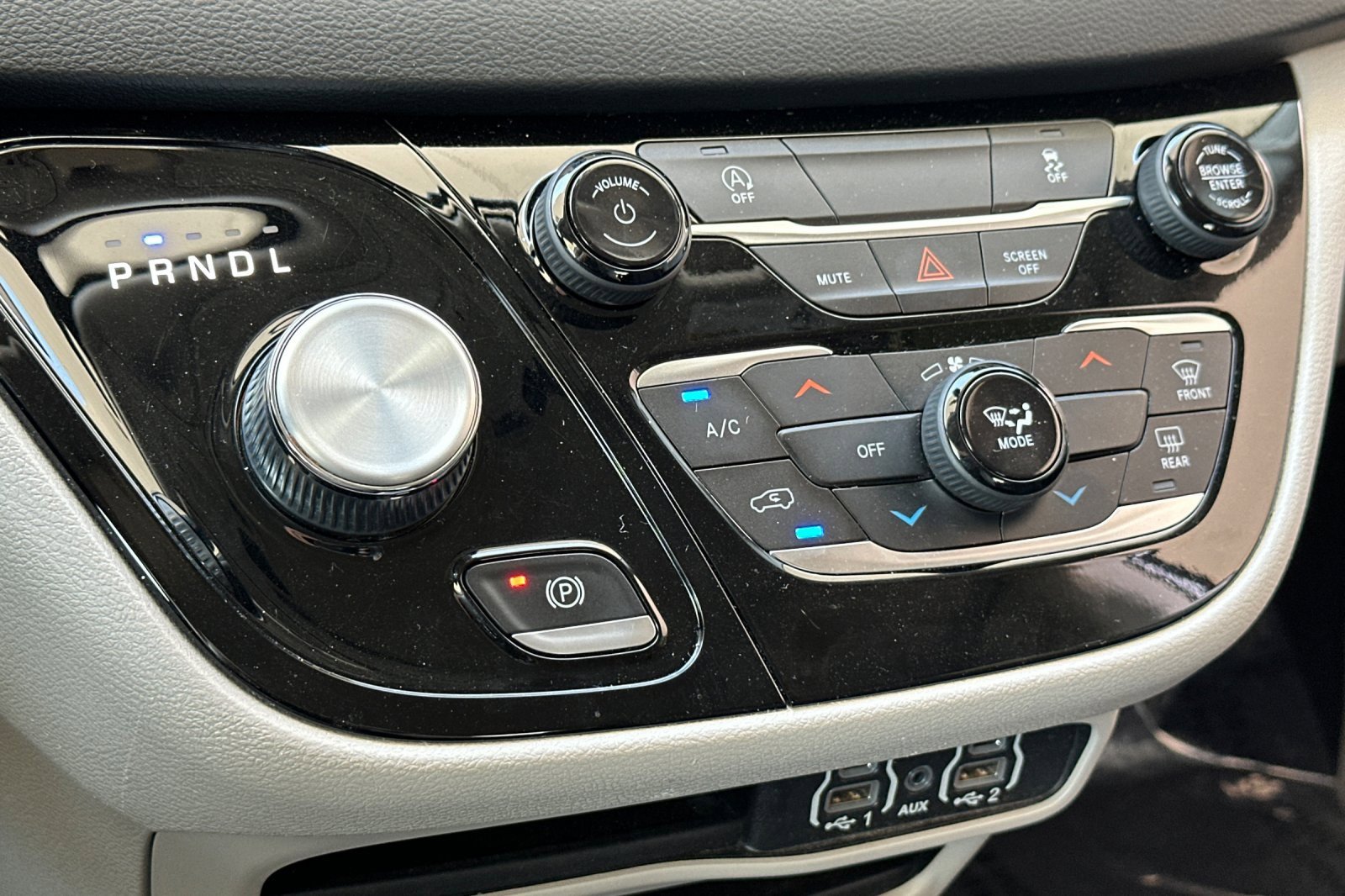 2022 Chrysler Voyager LX photo 19