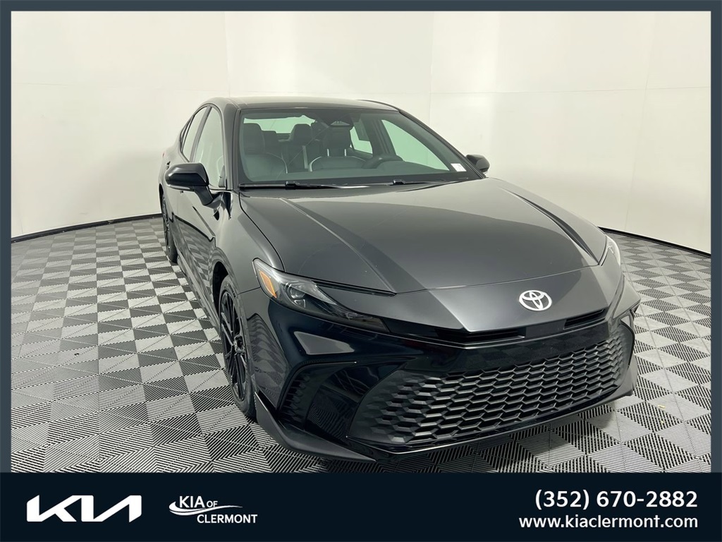 2025 Toyota Camry SE's photo