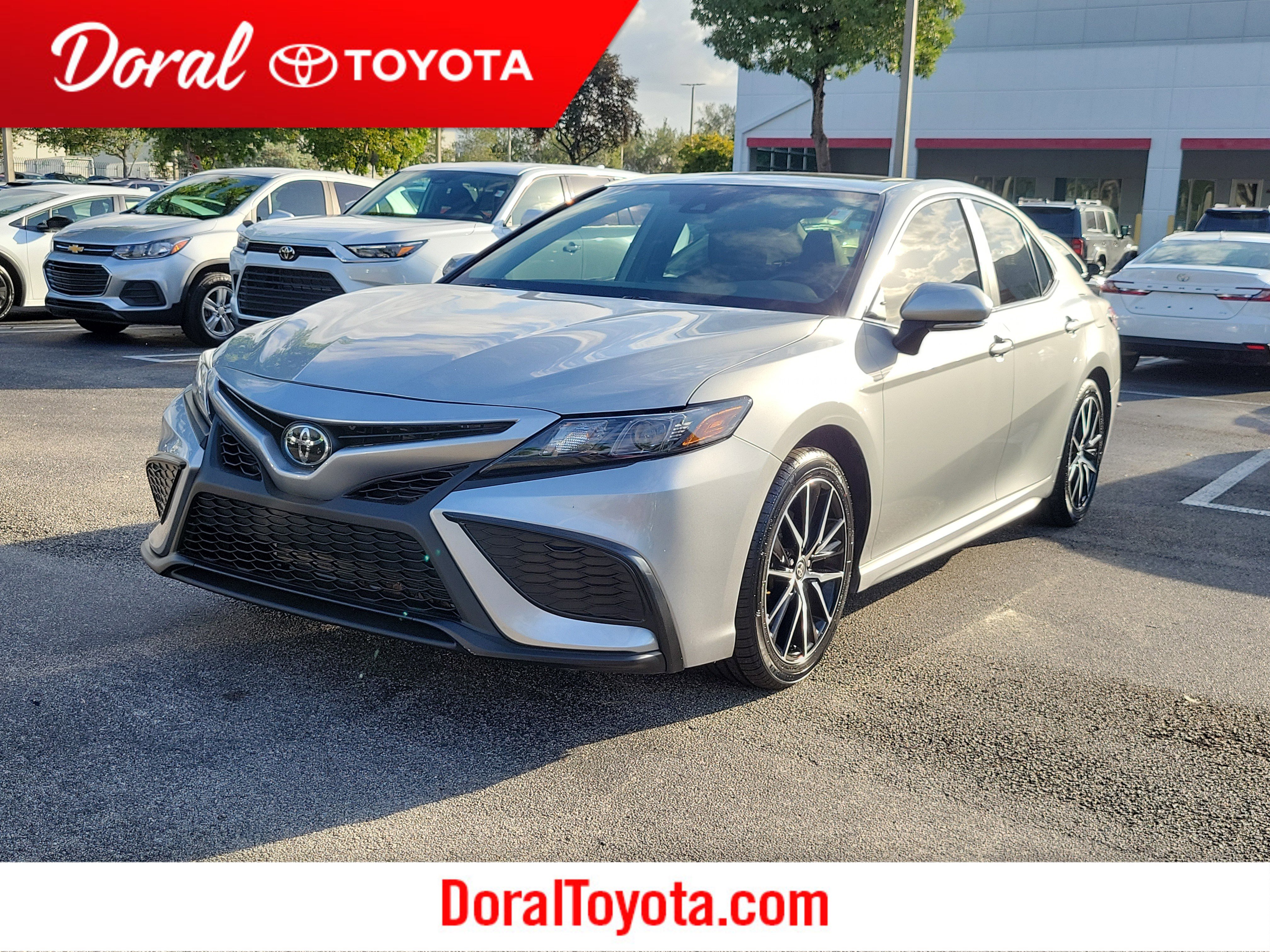 2024 Toyota Camry SE's photo