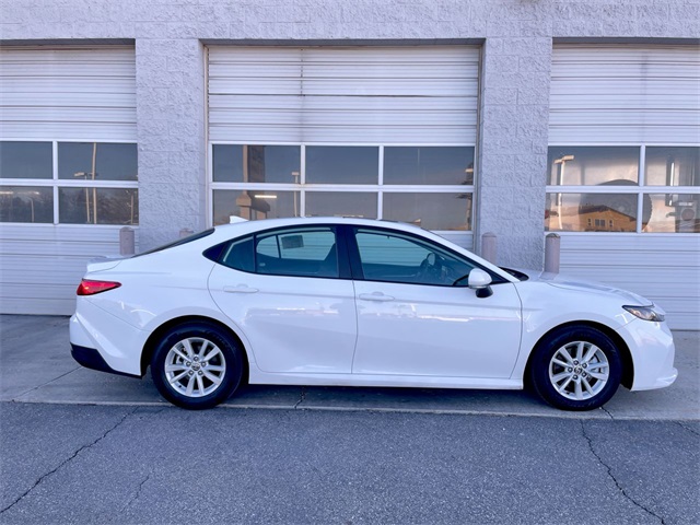 2025 Toyota Camry LE's photo