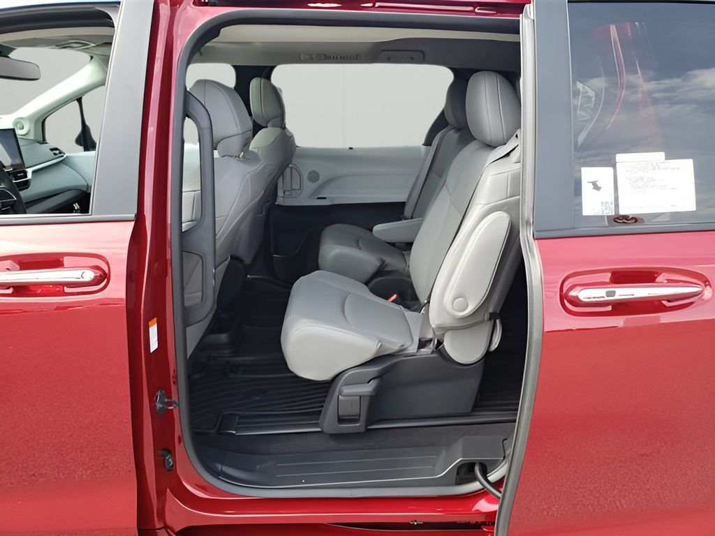 2025 Toyota Sienna XLE photo 9