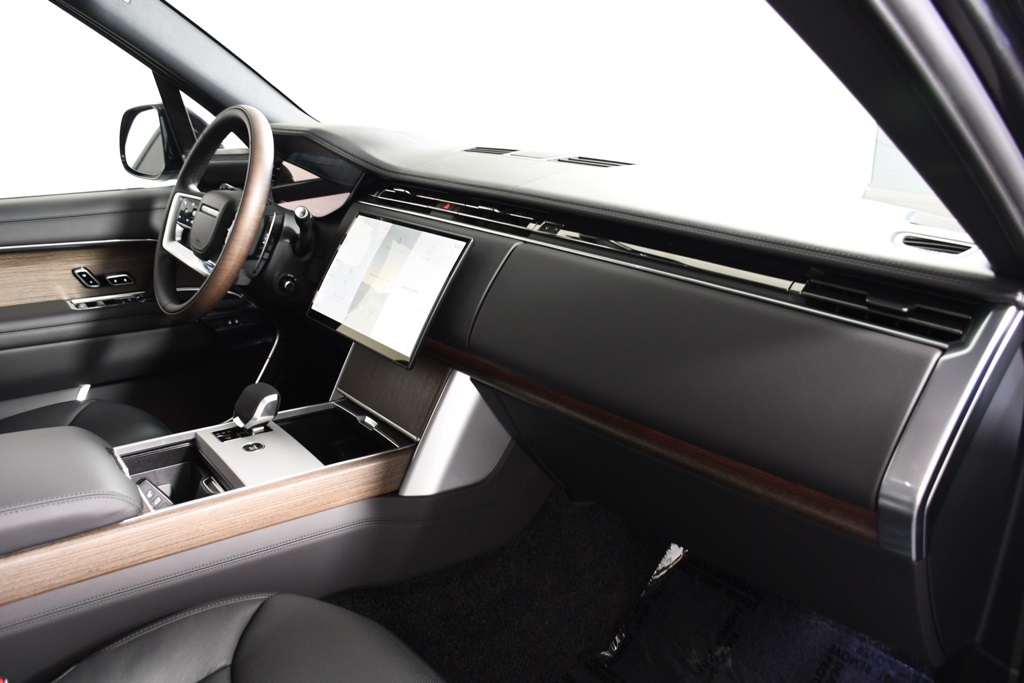 2025 Land Rover Range Rover SE photo 18