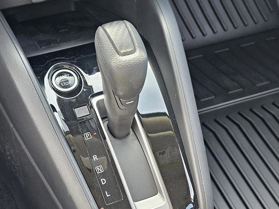 2025 Nissan Versa SV photo 22