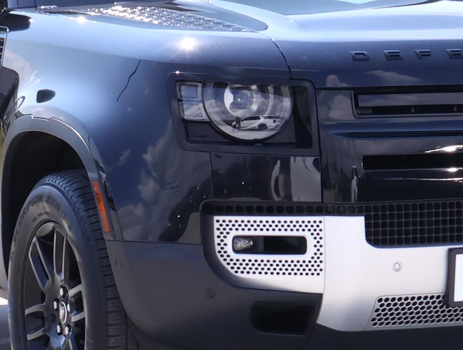 2024 Land Rover Defender S photo 7