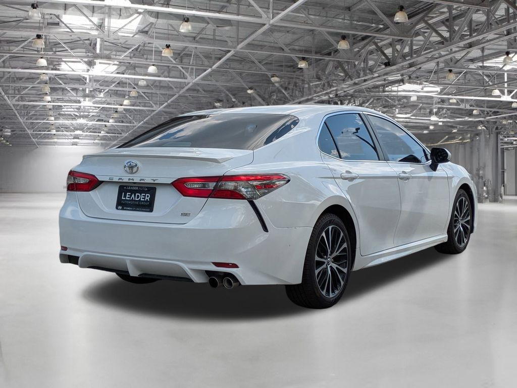 2018 Toyota Camry SE photo 5