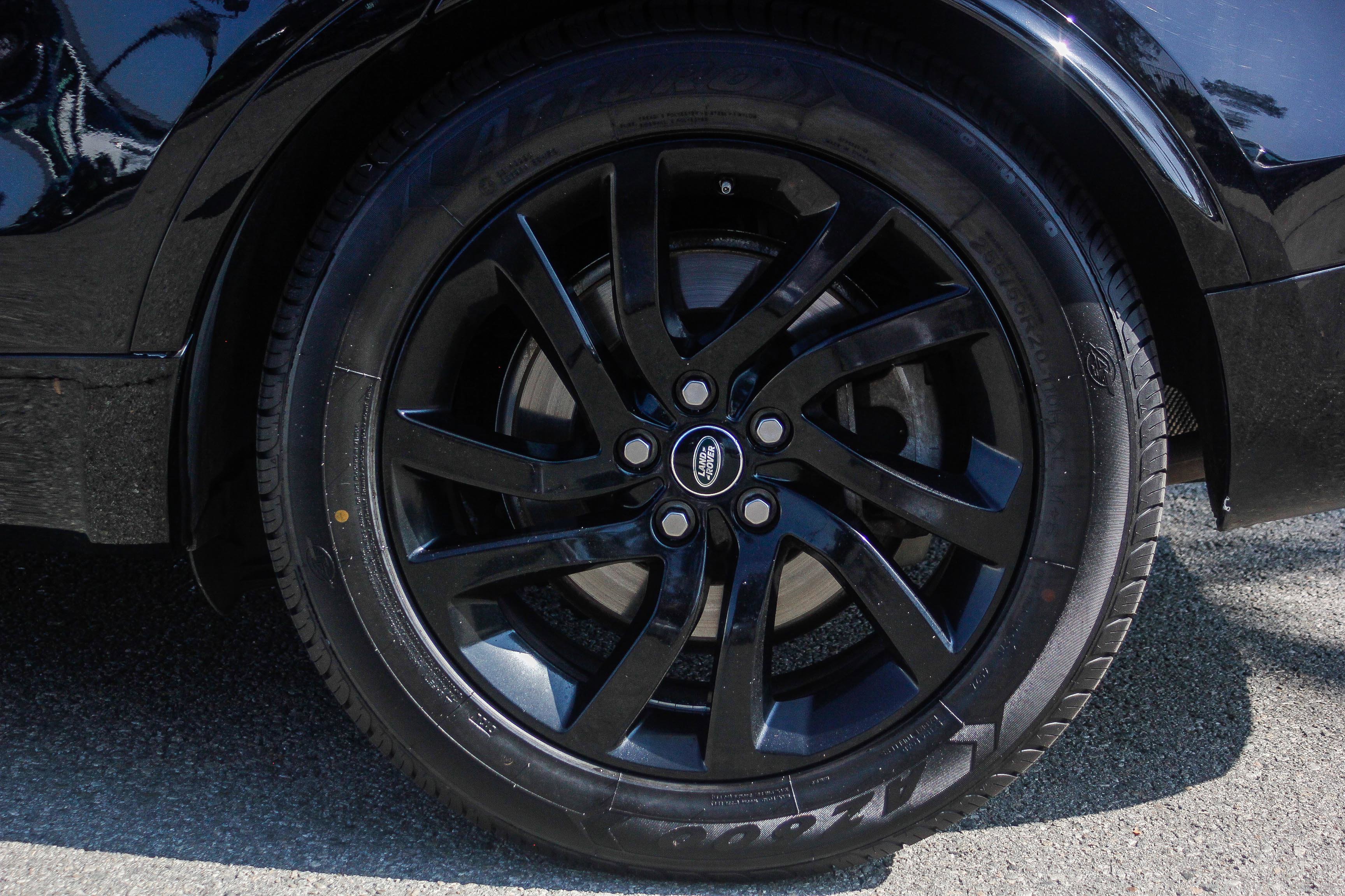 2020 Land Rover Discovery Landmark photo 4