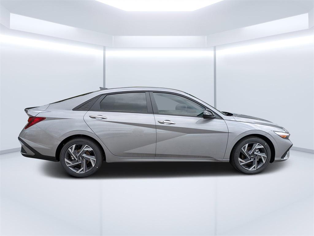 2025 Hyundai Elantra SEL Sport photo 2