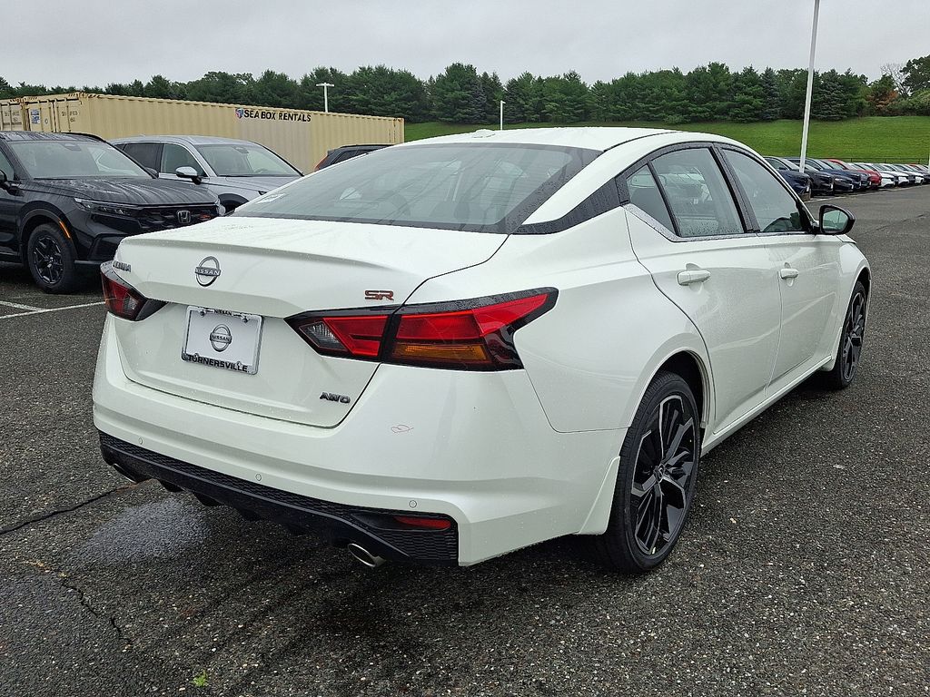 2025 Nissan Altima 2.5 SR photo 3
