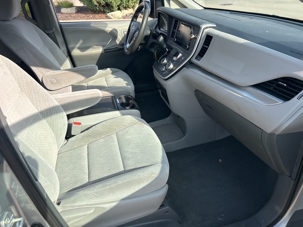2020 Toyota Sienna LE photo 26