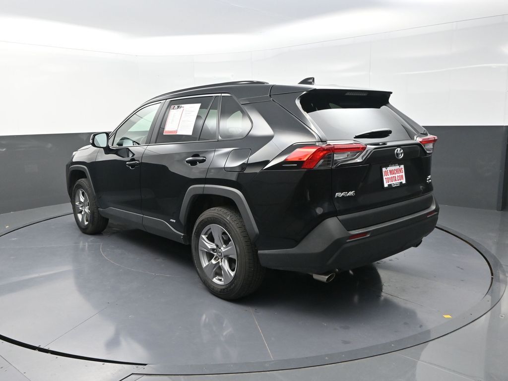 2025 Toyota RAV4 Hybrid XLE photo 4