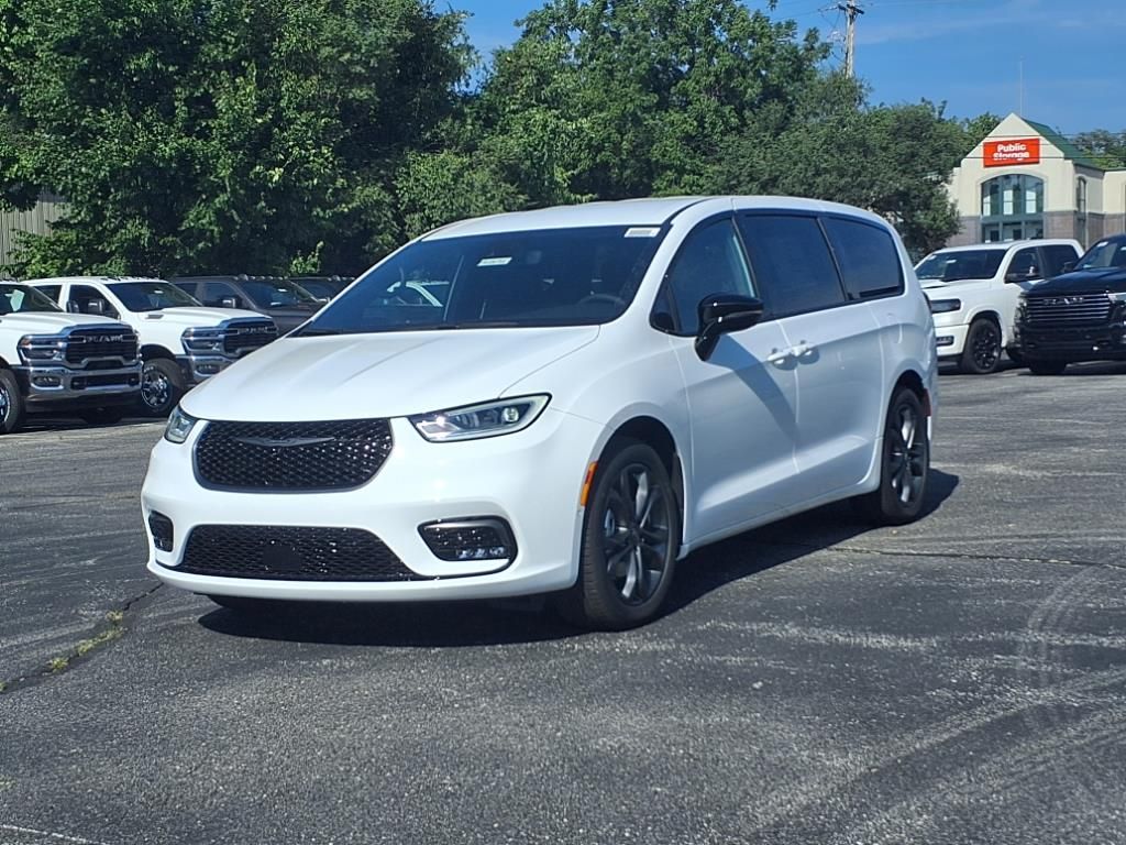 2026 Chrysler Pacifica photo 2