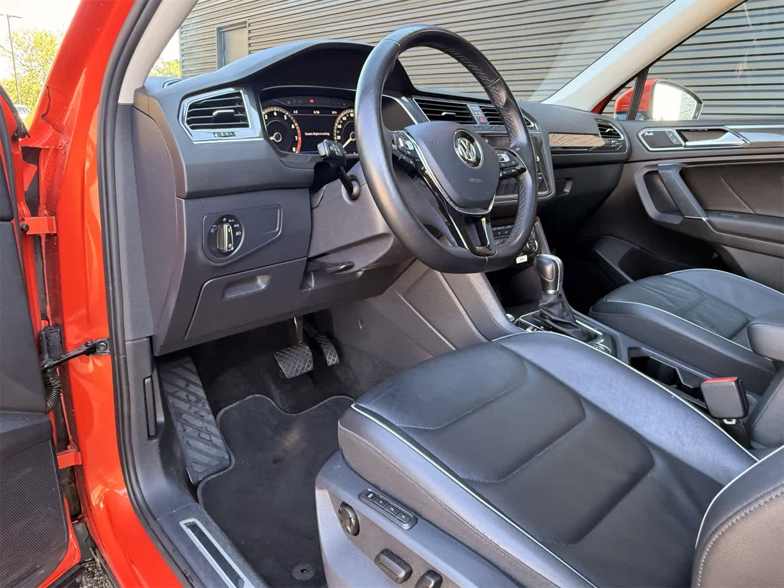 2018 Volkswagen Tiguan SEL Premium photo 3