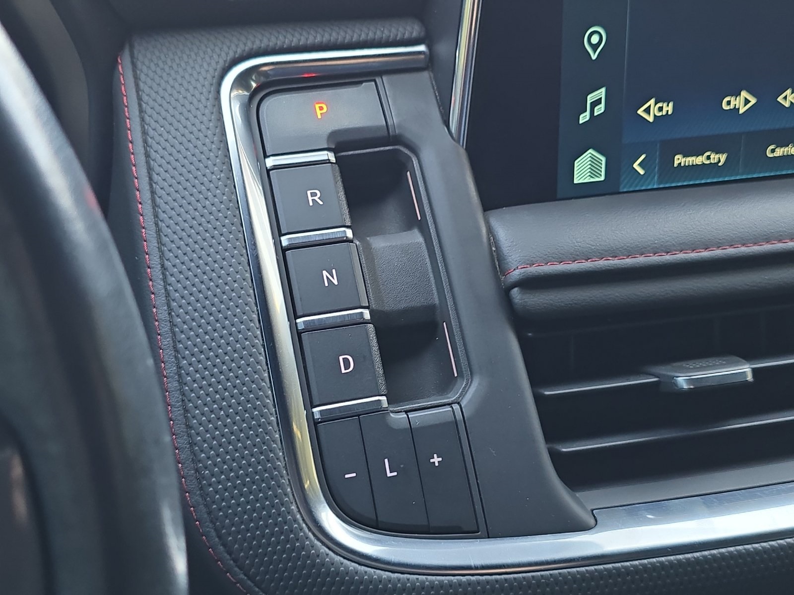 2022 Chevrolet Suburban RST photo 21