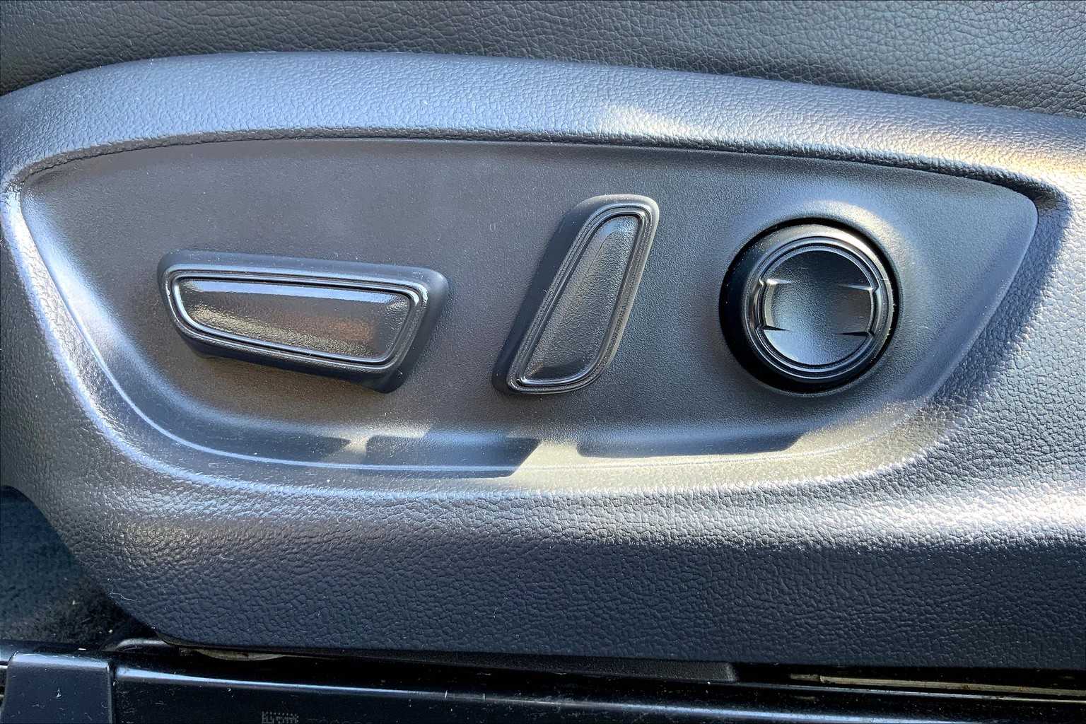 2020 Toyota Camry SE photo 30