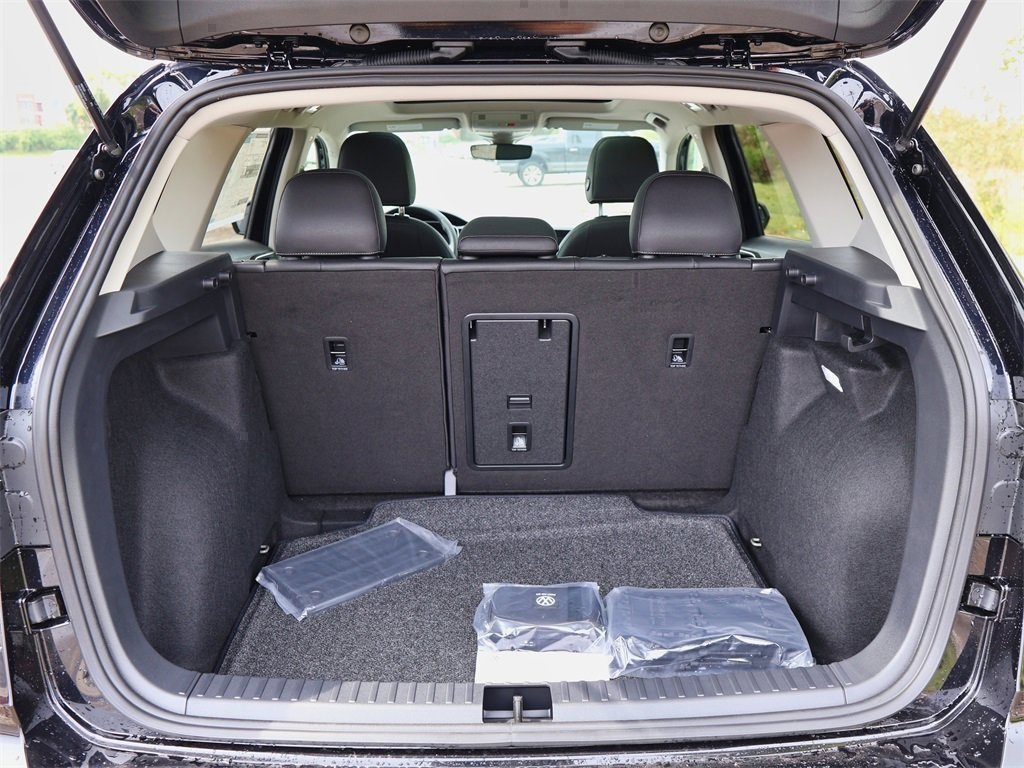 2025 Volkswagen Taos SE photo 2