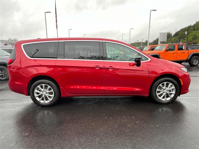 2026 Chrysler Pacifica photo 2