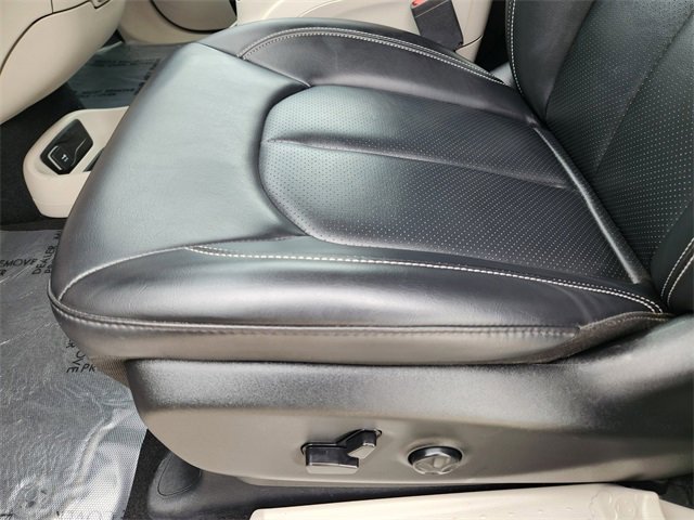 2024 Chrysler Pacifica Touring L photo 16