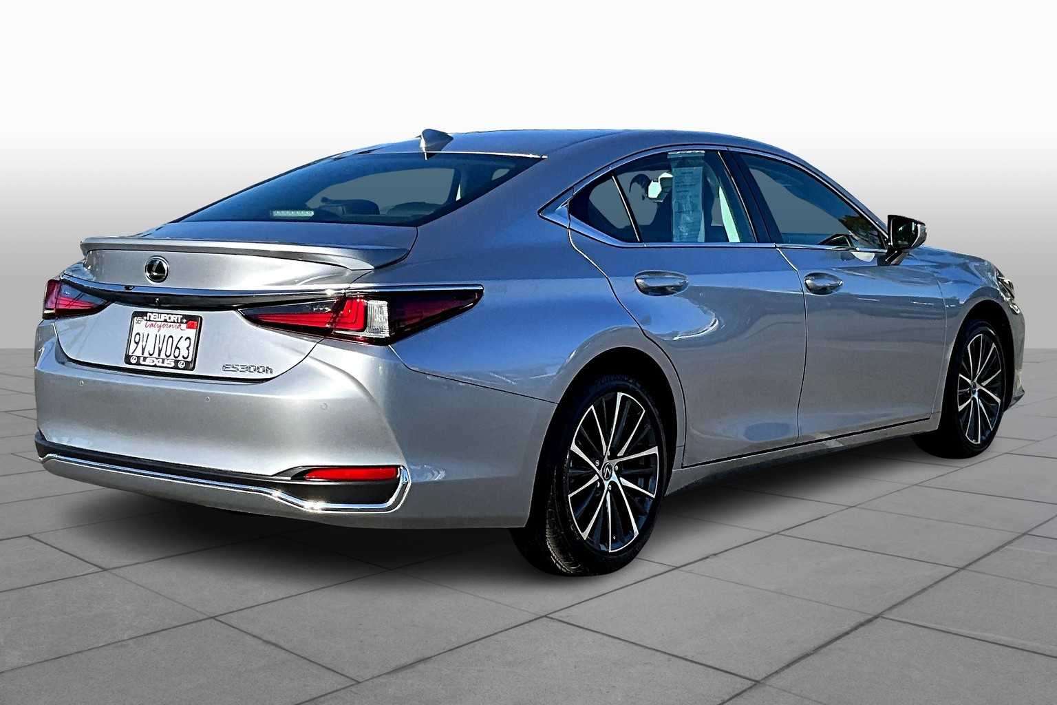 2025 Lexus ES 300h photo 11