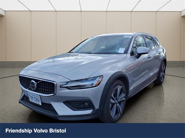 2025 Volvo V60 Cross Country Plus's photo