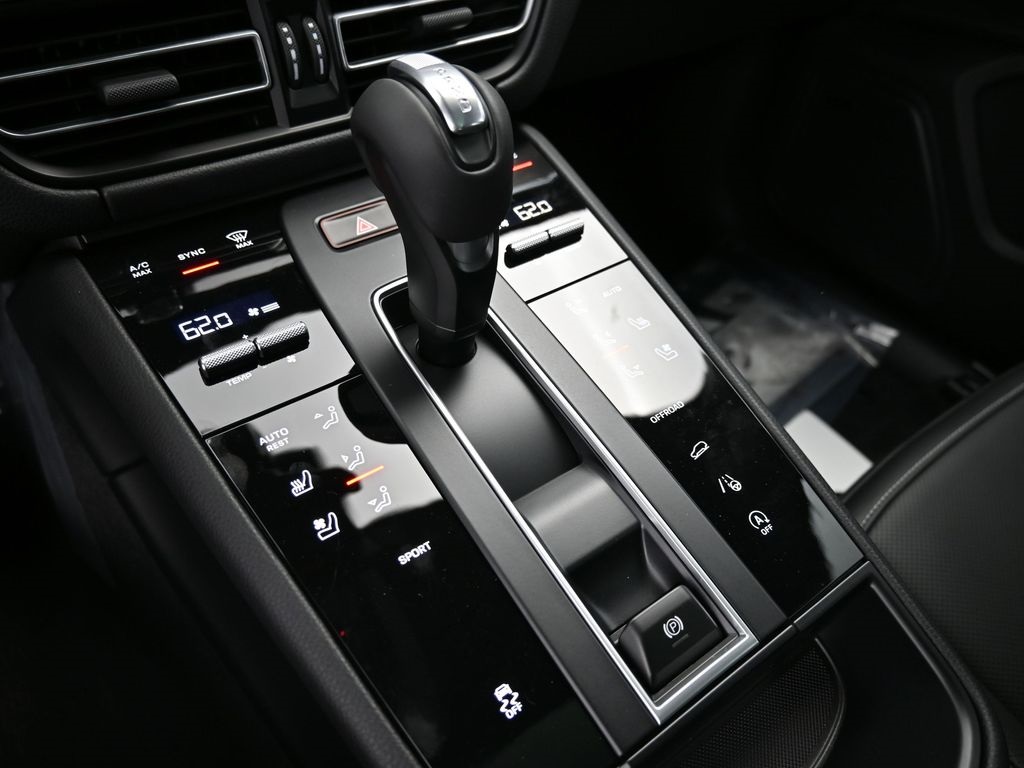 2026 Porsche Macan T photo 20