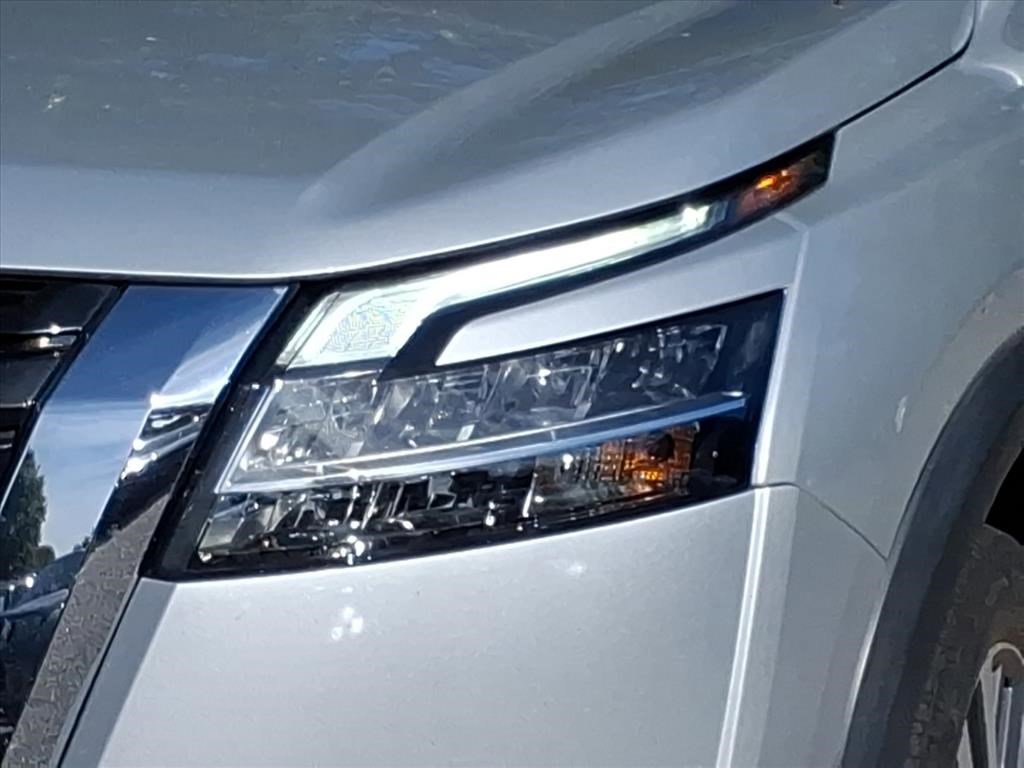 2022 Nissan Pathfinder Platinum photo 2