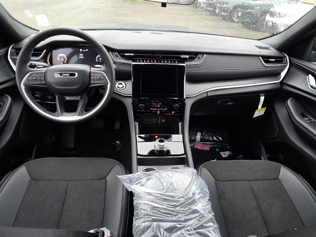 2025 Jeep Grand Cherokee Altitude X photo 2