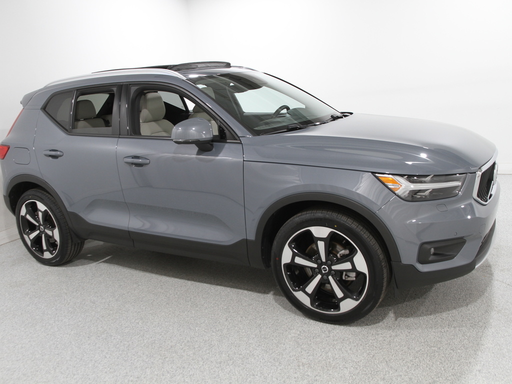 2022 Volvo XC40 Momentum