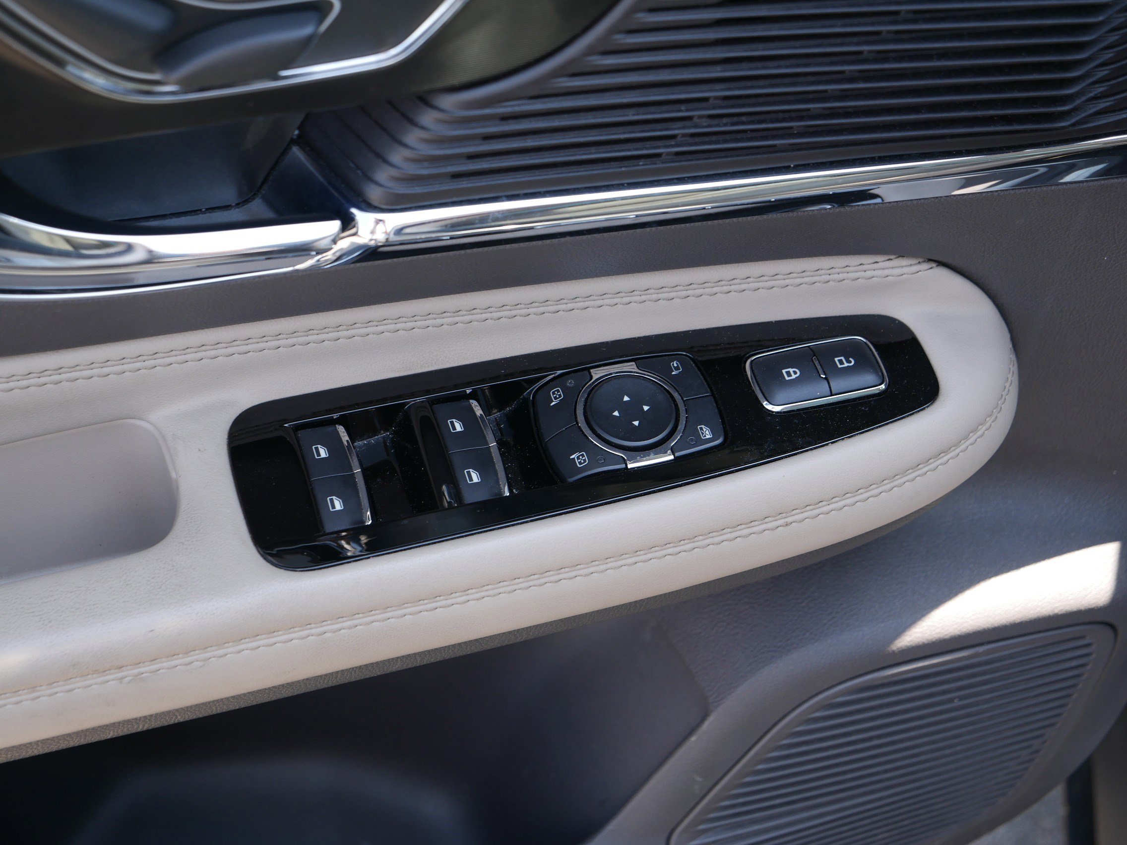 2022 Lincoln Corsair Standard photo 19