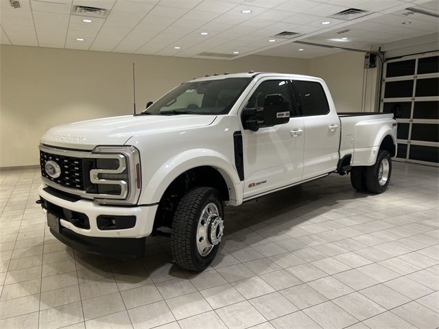 2026 Ford F-450 Super Duty Platinum's photo