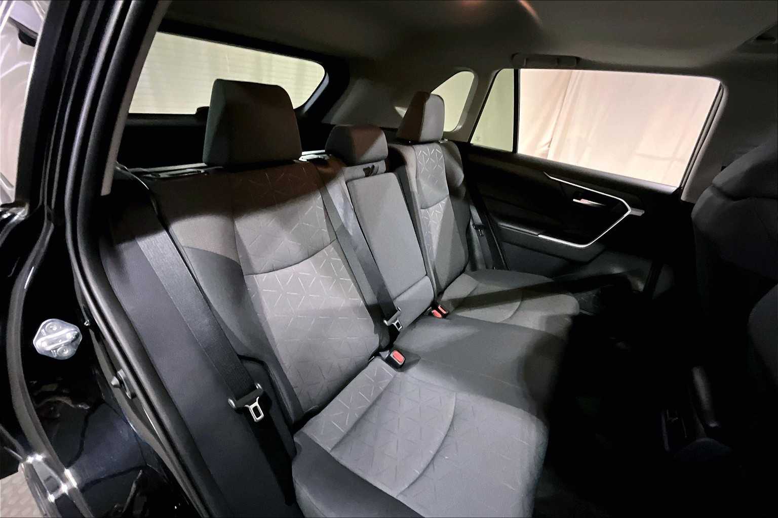 2019 Toyota RAV4 Hybrid XLE photo 18