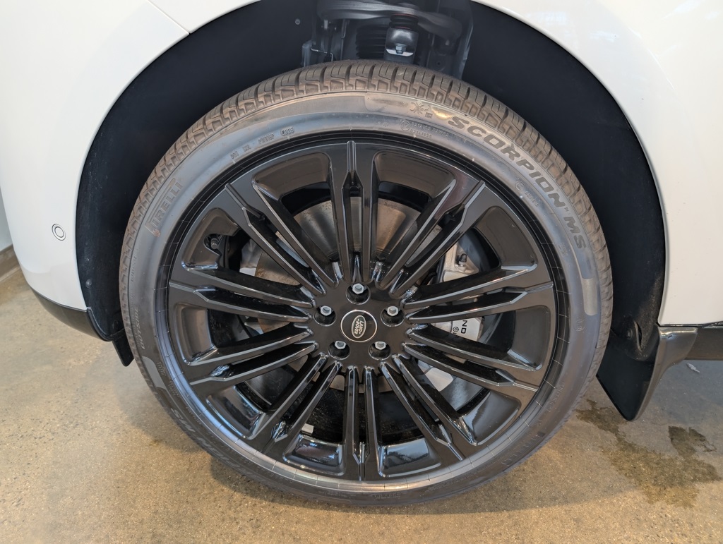 2025 Land Rover Range Rover SE photo 5