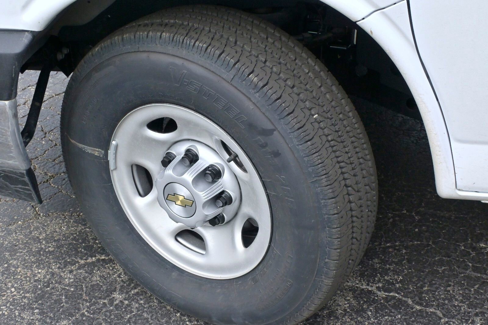 2025 Chevrolet Express 3500 Work Van Cutaway photo 2