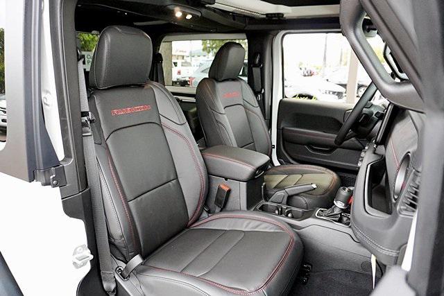 New 2025 Bright White Clear-Coat Exterior Paint Jeep Rubicon image 18