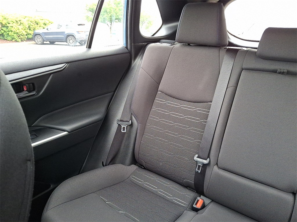 2022 Toyota RAV4 Hybrid SE photo 16