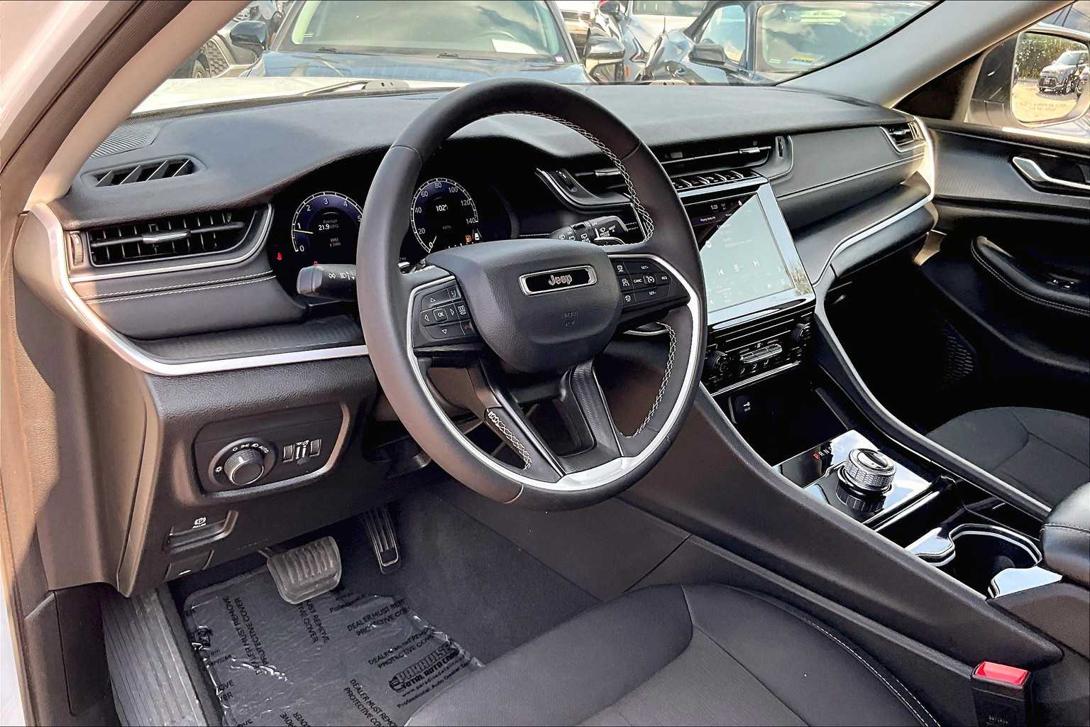 2023 Jeep Grand Cherokee Laredo Altitude photo 16