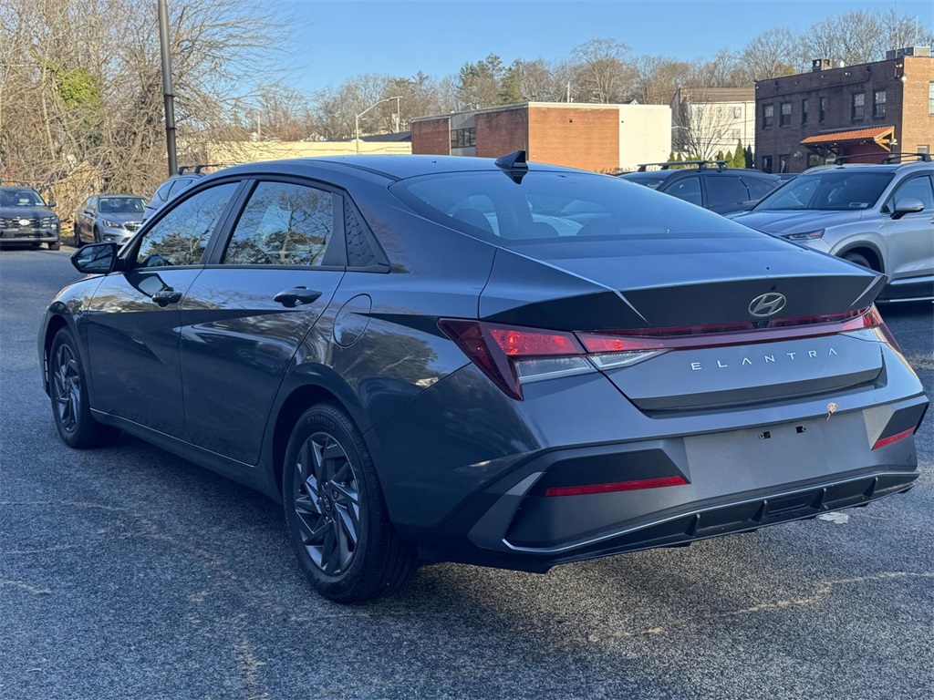 2024 Hyundai Elantra SEL photo 4