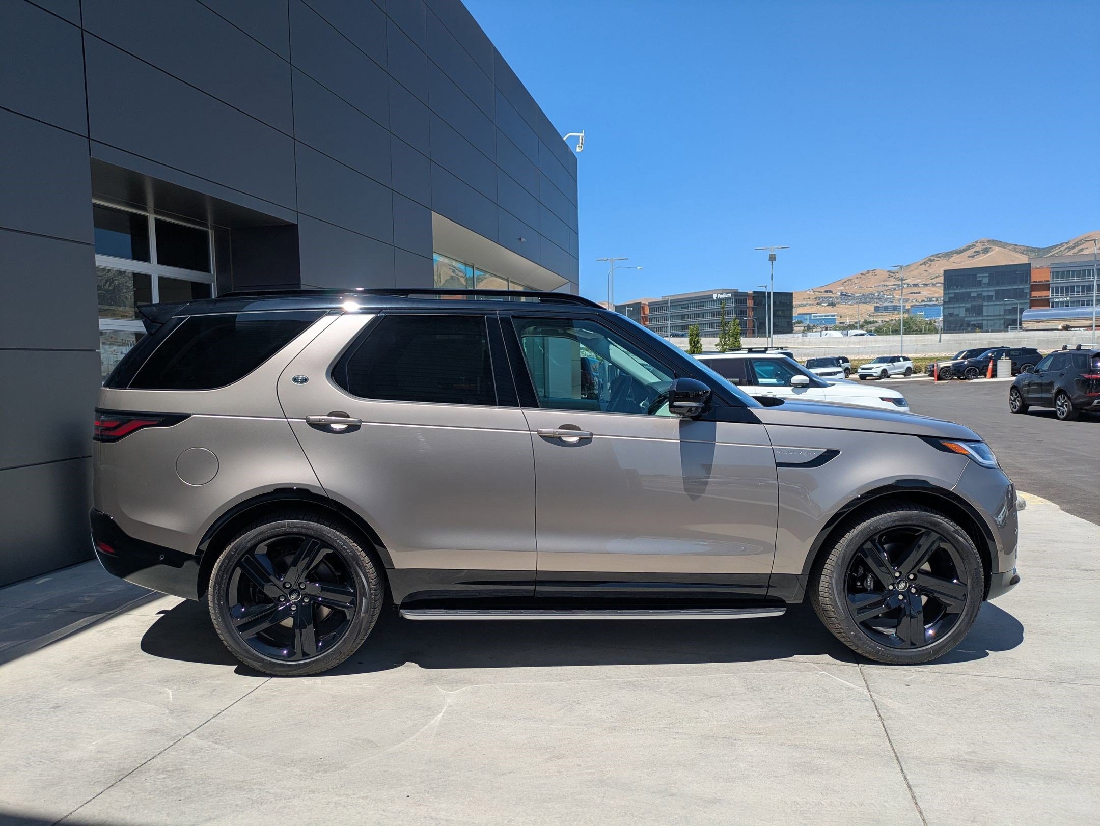 2025 Land Rover Discovery Metropolitan Edition photo 4