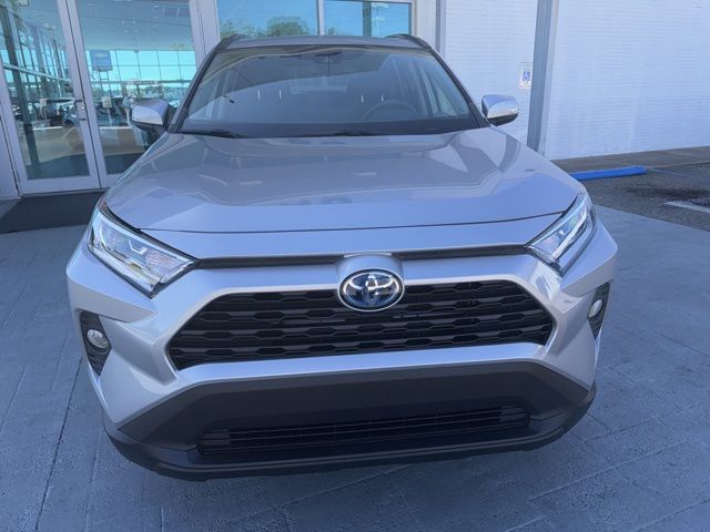 2020 Toyota RAV4 Hybrid XLE photo 3