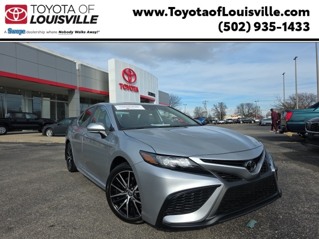 2024 Toyota Camry SE's photo