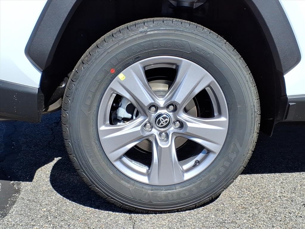 2025 Toyota RAV4 XLE photo 3