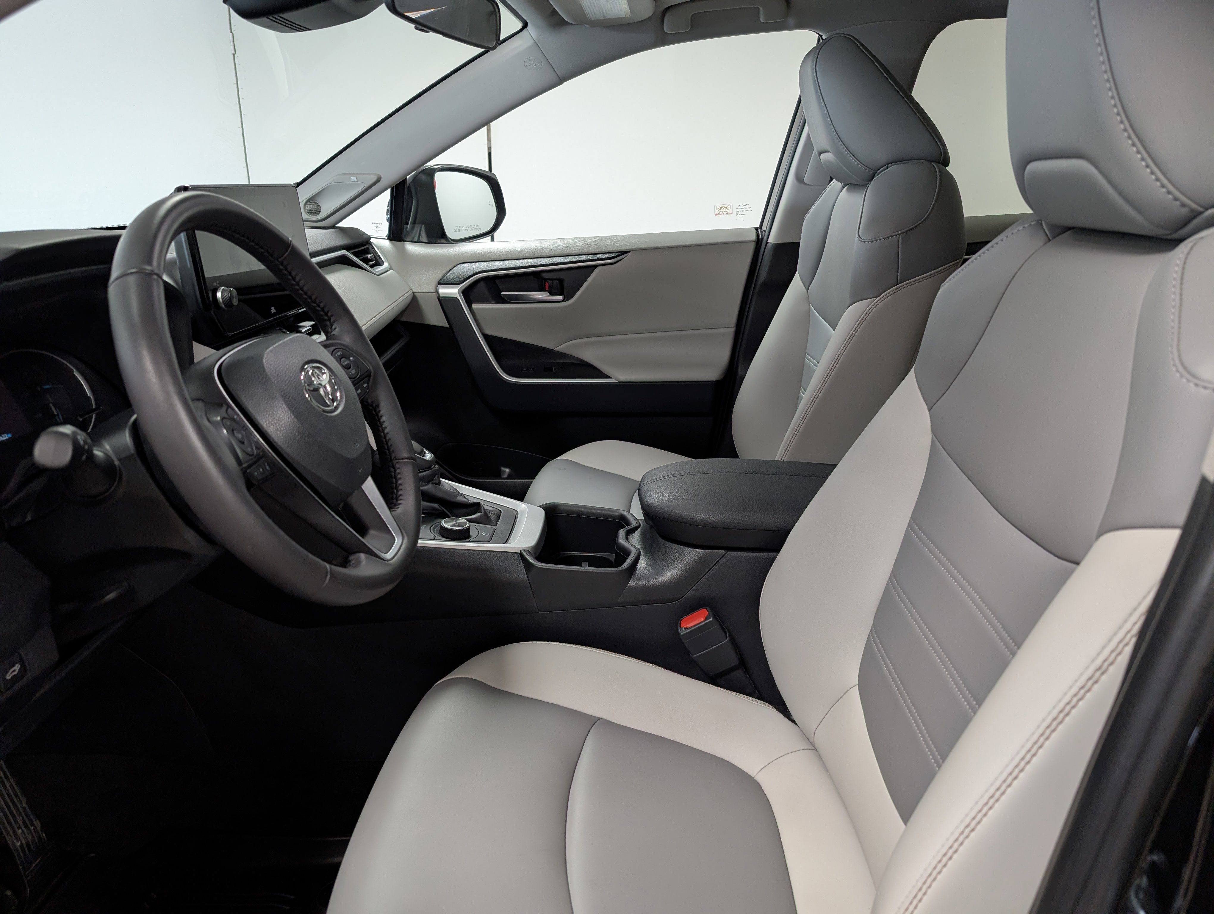 2024 Toyota RAV4 Hybrid XLE Premium photo 2