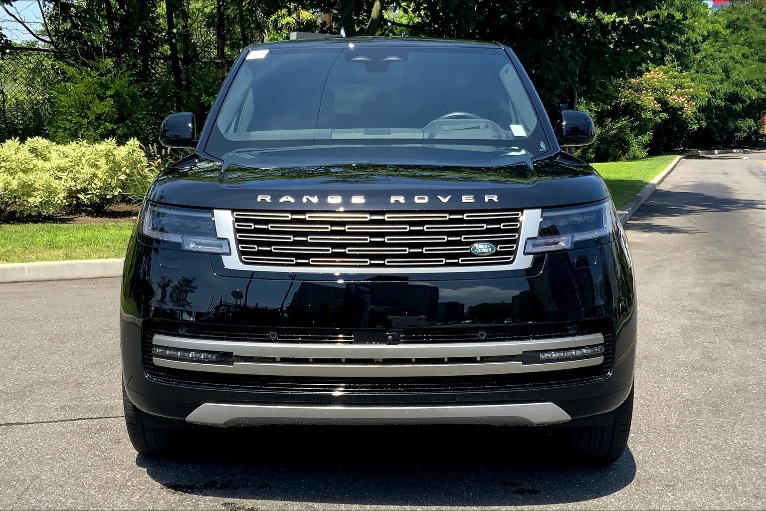 2025 Land Rover Range Rover SE photo 2
