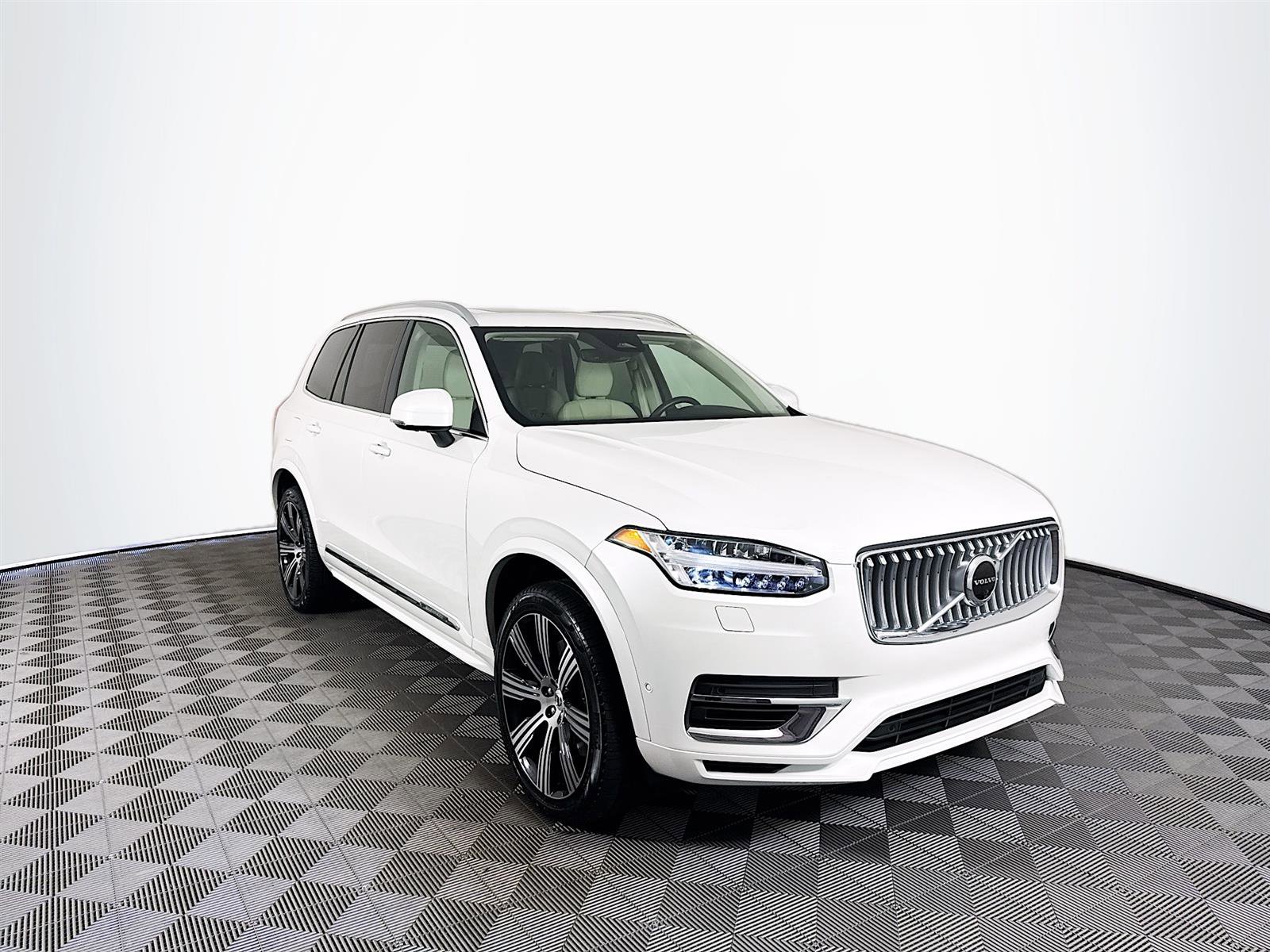 2023 Volvo XC90 Recharge T8 Plus photo 3