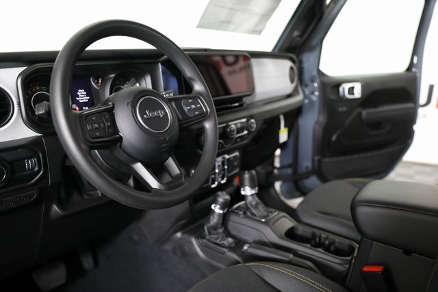 2025 Jeep Gladiator photo 12