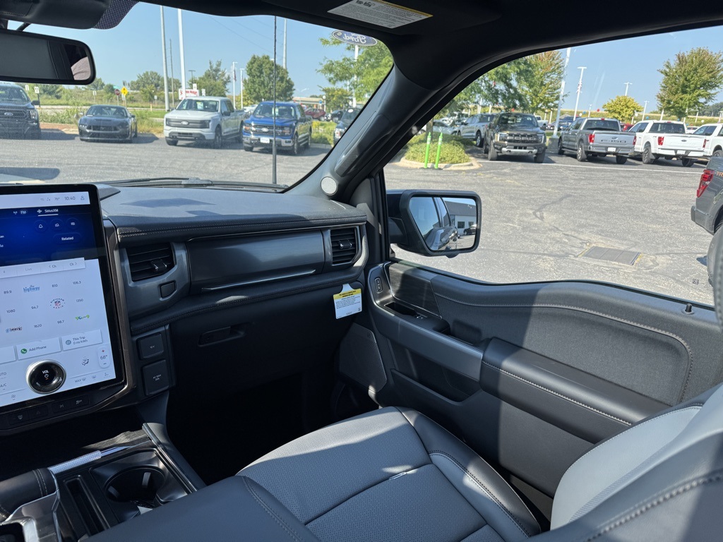2025 Ford F-150 Lightning Lariat photo 18