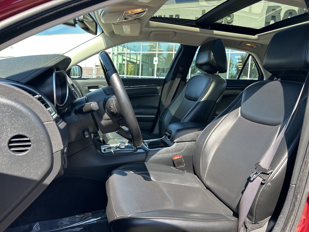 2017 Chrysler 300 C photo 11