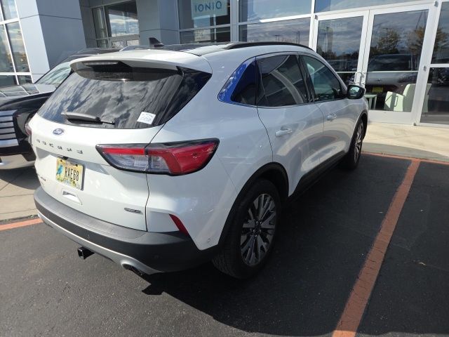 2020 Ford Escape Titanium Hybrid photo 3